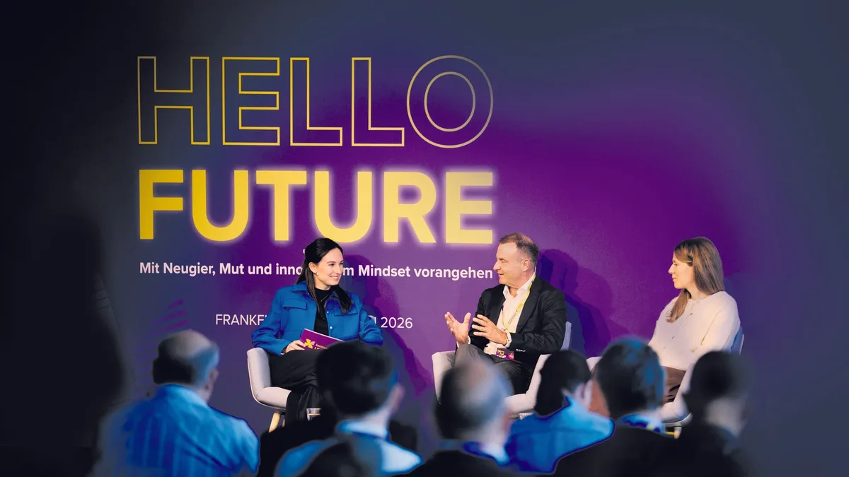 Anne Decker auf dem Panel der FAZ Innovative Leaders Konferenz 2026 vor der Bühnenwand Hello Future, gemeinsam mit Moderatorin Sarah Huemer und Markus Glaser-Gallion